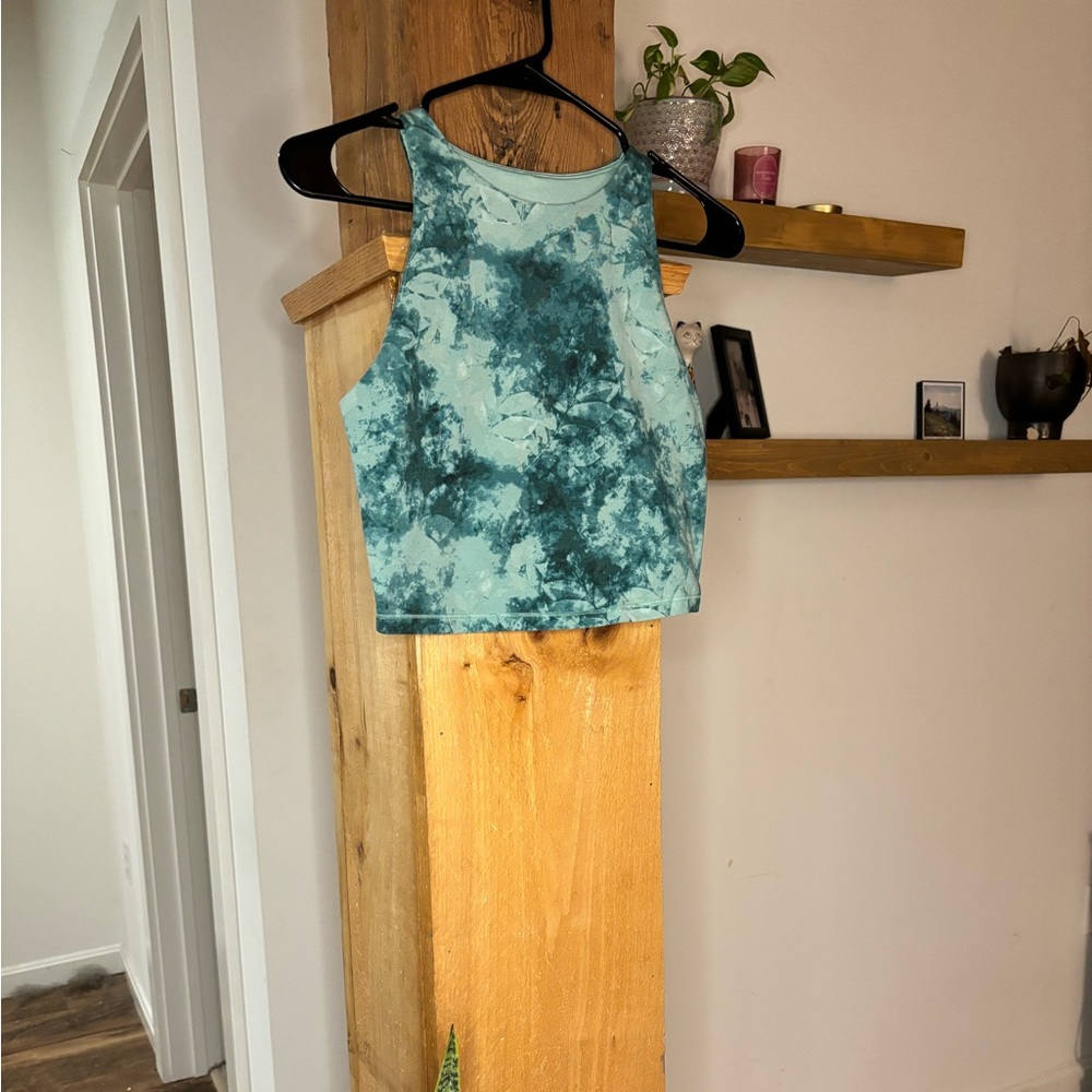 Beautiful blue tie dye women’s cropped workout top from Old Navy